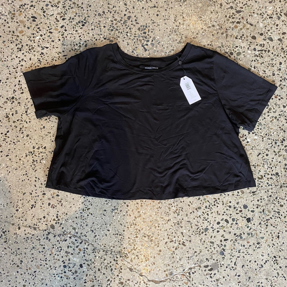 Universal Standard, size L (plus size 22-24) crop T-shirt.